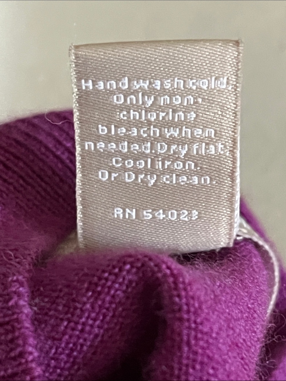 Banana Republic 100% Fine Merino Wool V-Neck Purple/ Magenta Sweater size medium - Picture 14 of 14
